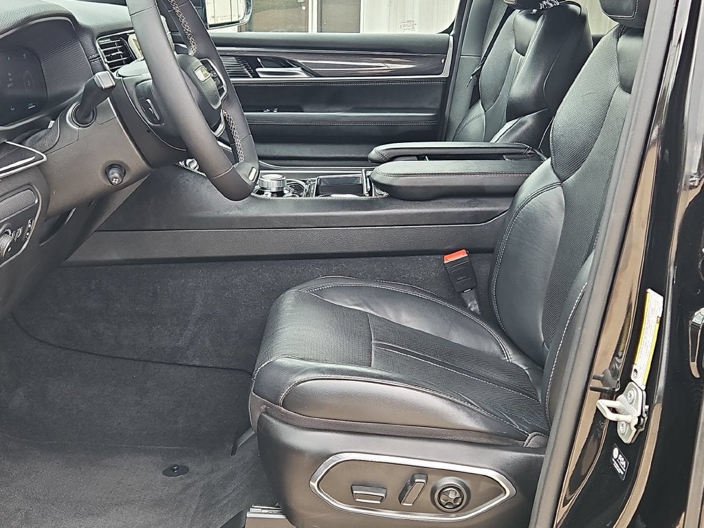 2023 Jeep Wagoneer Base
