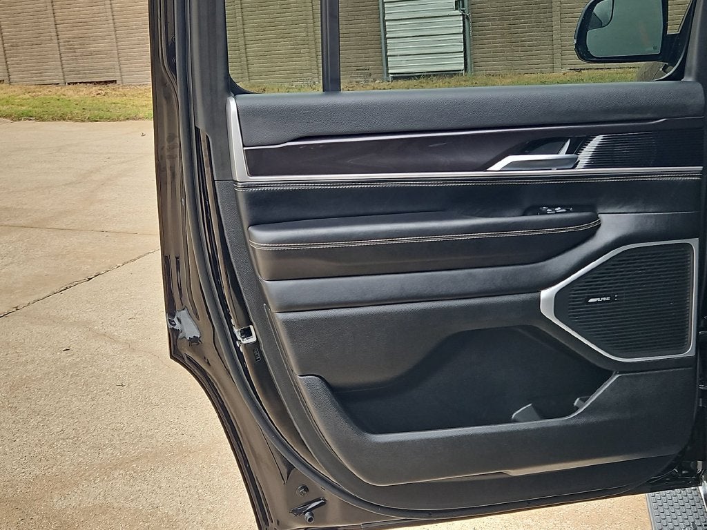 2023 Jeep Wagoneer Base