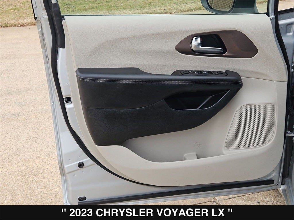 2023 Chrysler Voyager LX