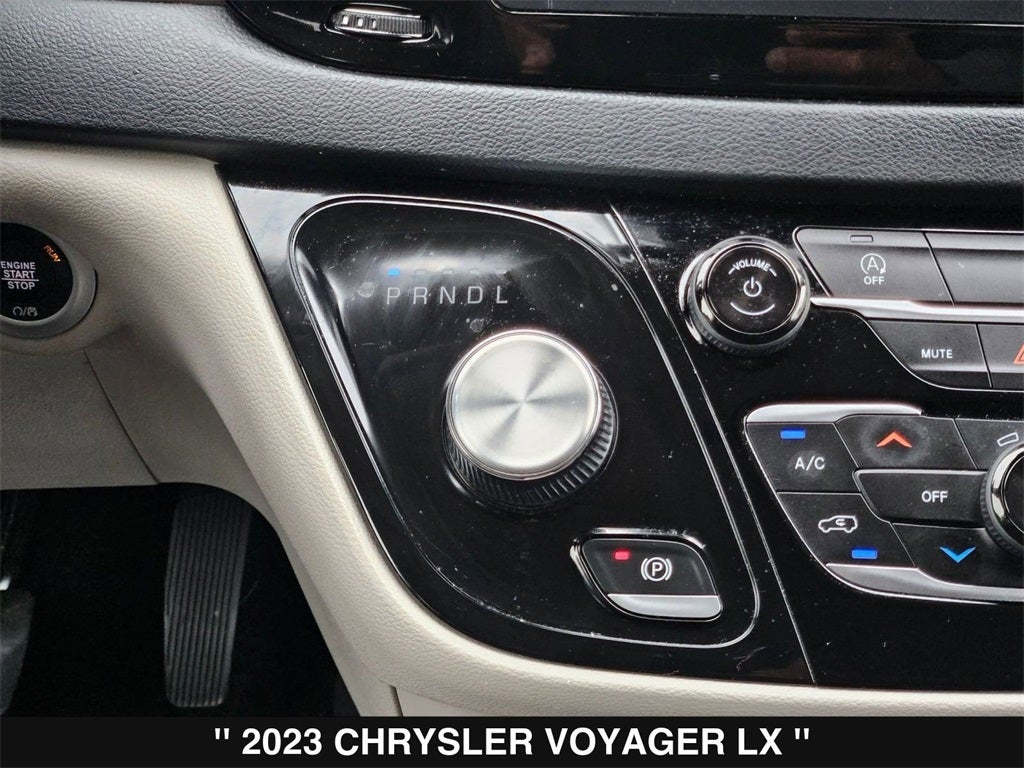 2023 Chrysler Voyager LX