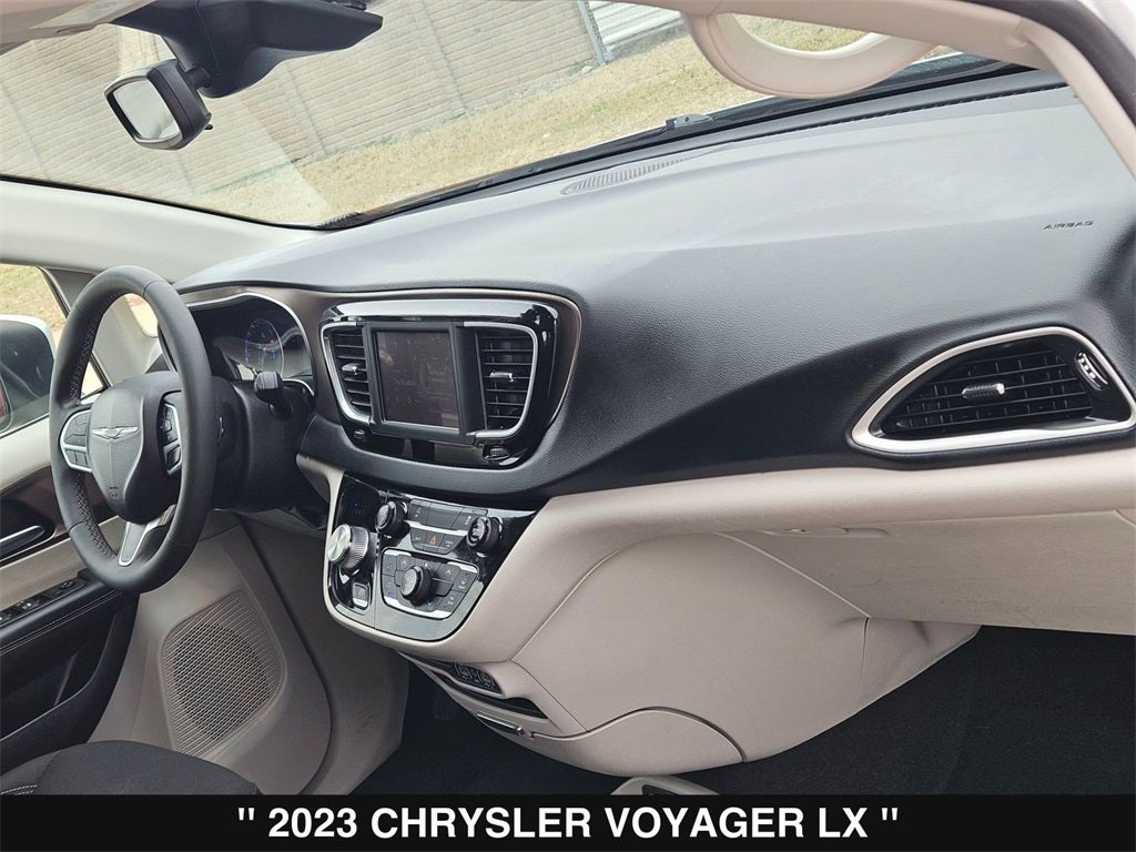 2023 Chrysler Voyager LX