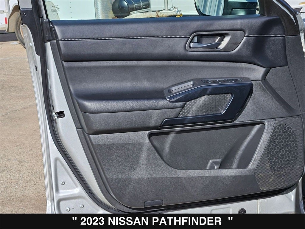 2023 Nissan Pathfinder SV